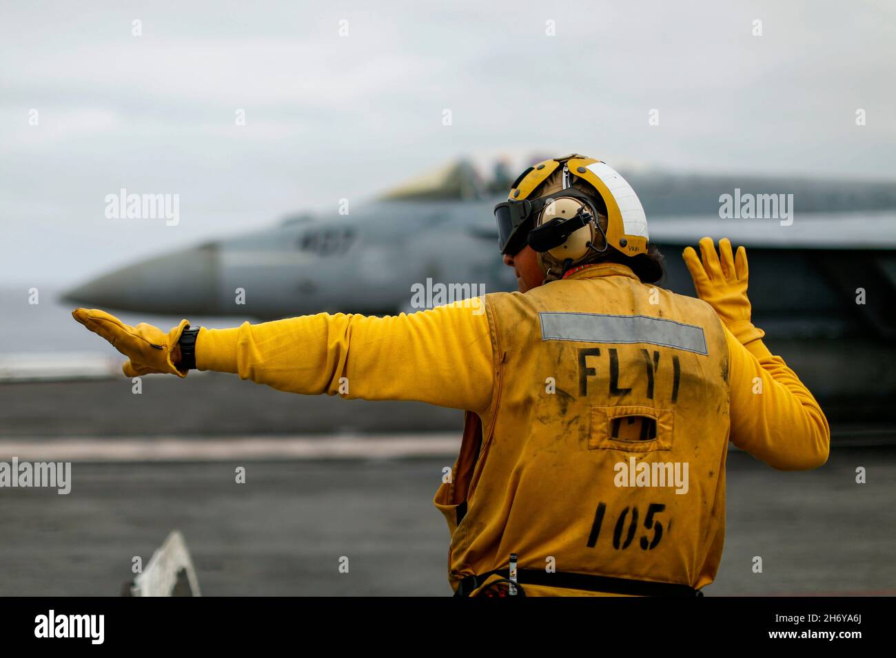 USA. 6 novembre 2021. Aviation Boatswain's Mate (Handling) 2a classe Estrella Santoya, da Saginaw, Michigan, dirige un F/A-18E Super Hornet assegnato, ai vigilantes di Strike Fighter Squadron (VFA) 151, sul ponte di volo della portaerei USS Abraham Lincoln (CVN 72). Abraham Lincoln sta conducendo le operazioni di routine nella terza flotta degli Stati Uniti. Credit: U.S. Navy/ZUMA Press Wire Service/ZUMAPRESS.com/Alamy Live News Foto Stock