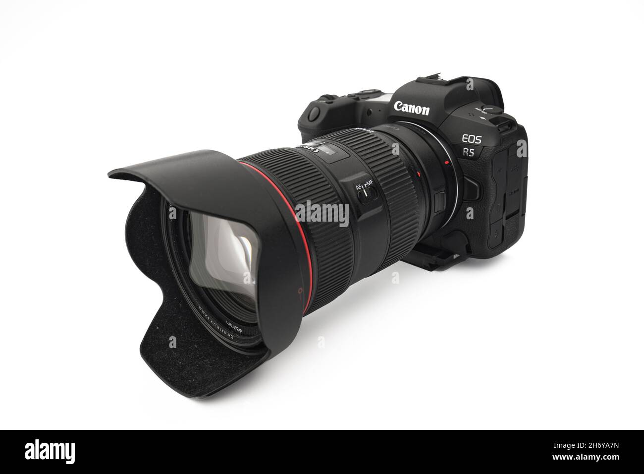Canon EOS R5 fotocamera digitale Mirrorless con 8k video RAW su sfondo  bianco. Una delle telecamere mirrorless più potenti sul mercato. 03.04.2021  Foto stock - Alamy