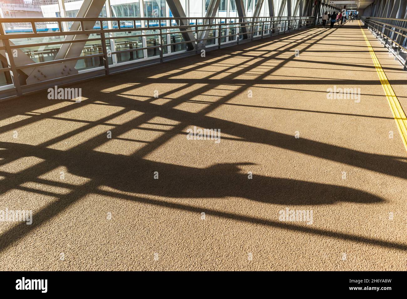 silhouette di una persona con un telefono in corridoio sopraelevato bridge.concept comunicazione business prospettiva Foto Stock