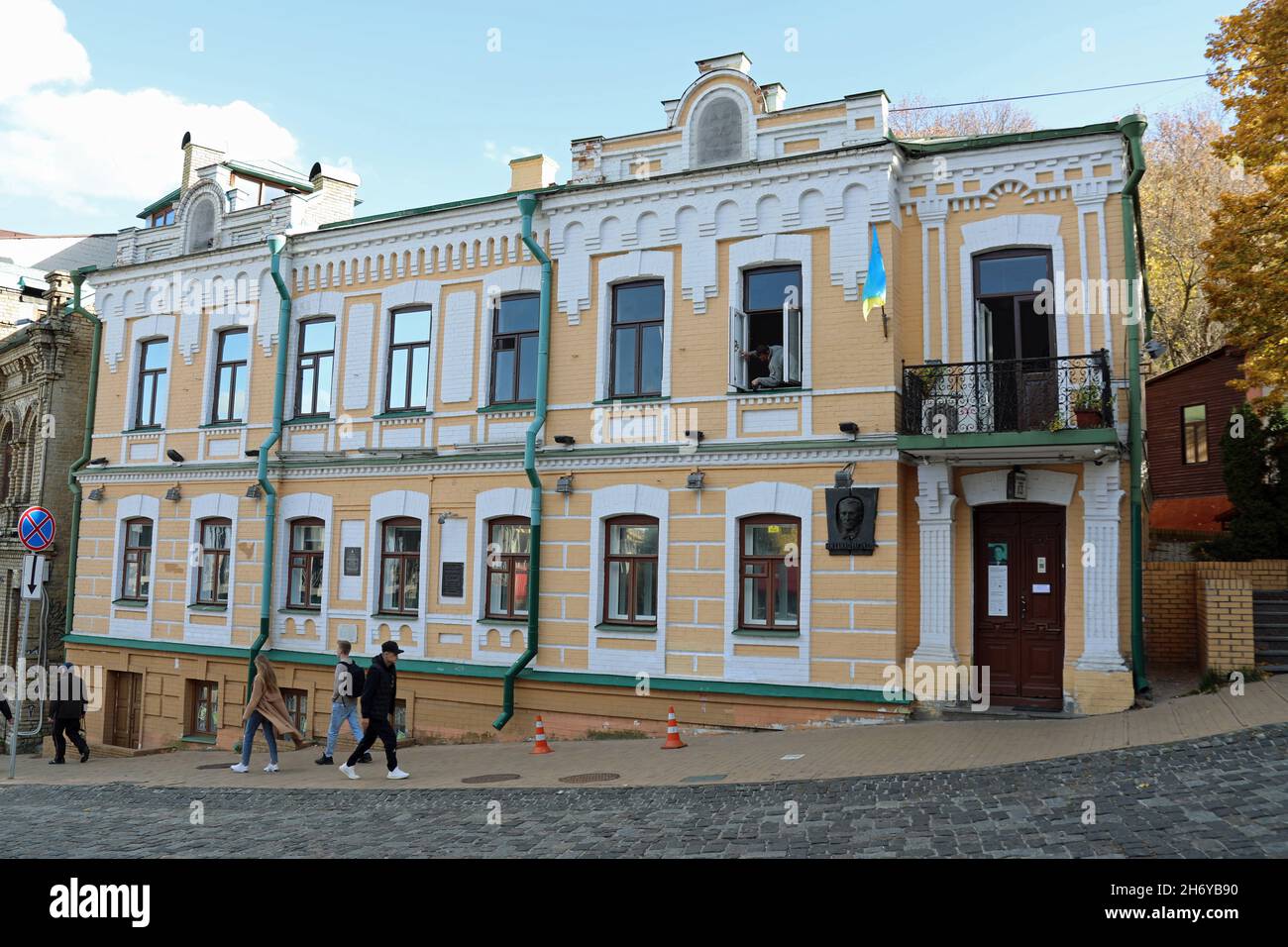 I turisti a Andrews Descent passeggiando attraverso l'ex casa di Mikhail Bulgakov Foto Stock