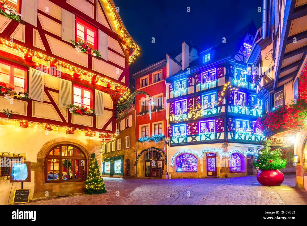 Colmar, Francia. Tradizionale stile alsaziano semi-case con travi di legno decorate Natale city in Alsazia. Foto Stock