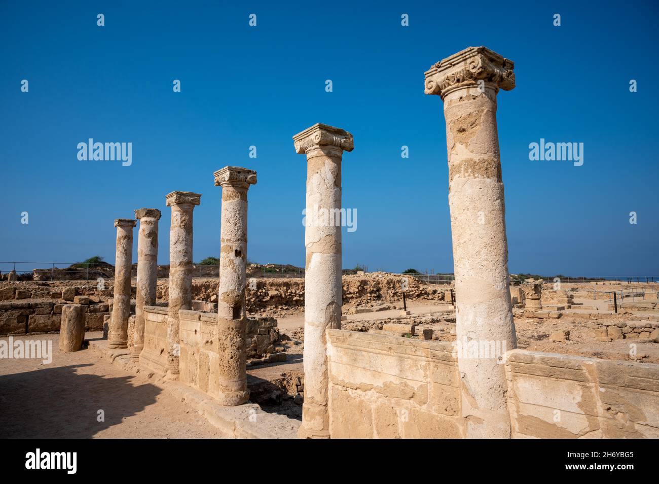 Le colonne e le strutture fanno parte delle antiche rovine romane del Parco Archeologico di Nea Paphos - Cipro Foto Stock