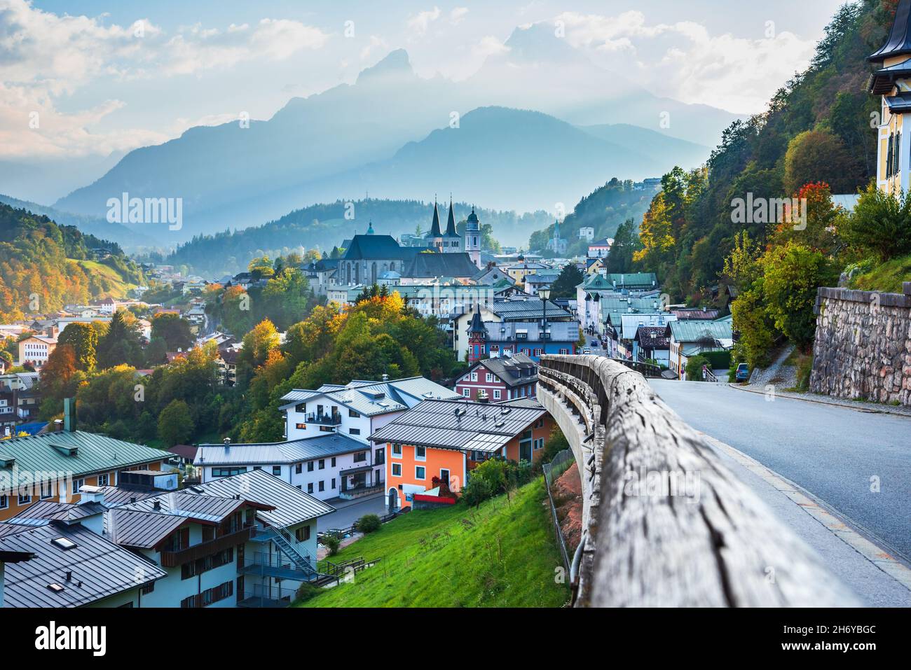 Città di Berchtesgaden con paesaggio autunnale di montagna di Watchmann, Baviera, Germania Foto Stock