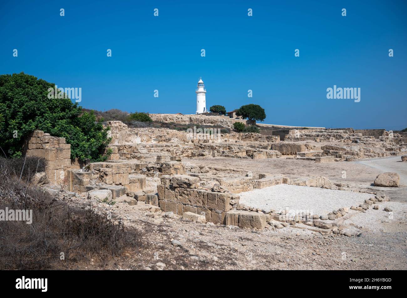 Faro e Odeon nel Parco Archeologico di Nea Paphos, Cipro. Le rovine sono antiche romane. Foto Stock