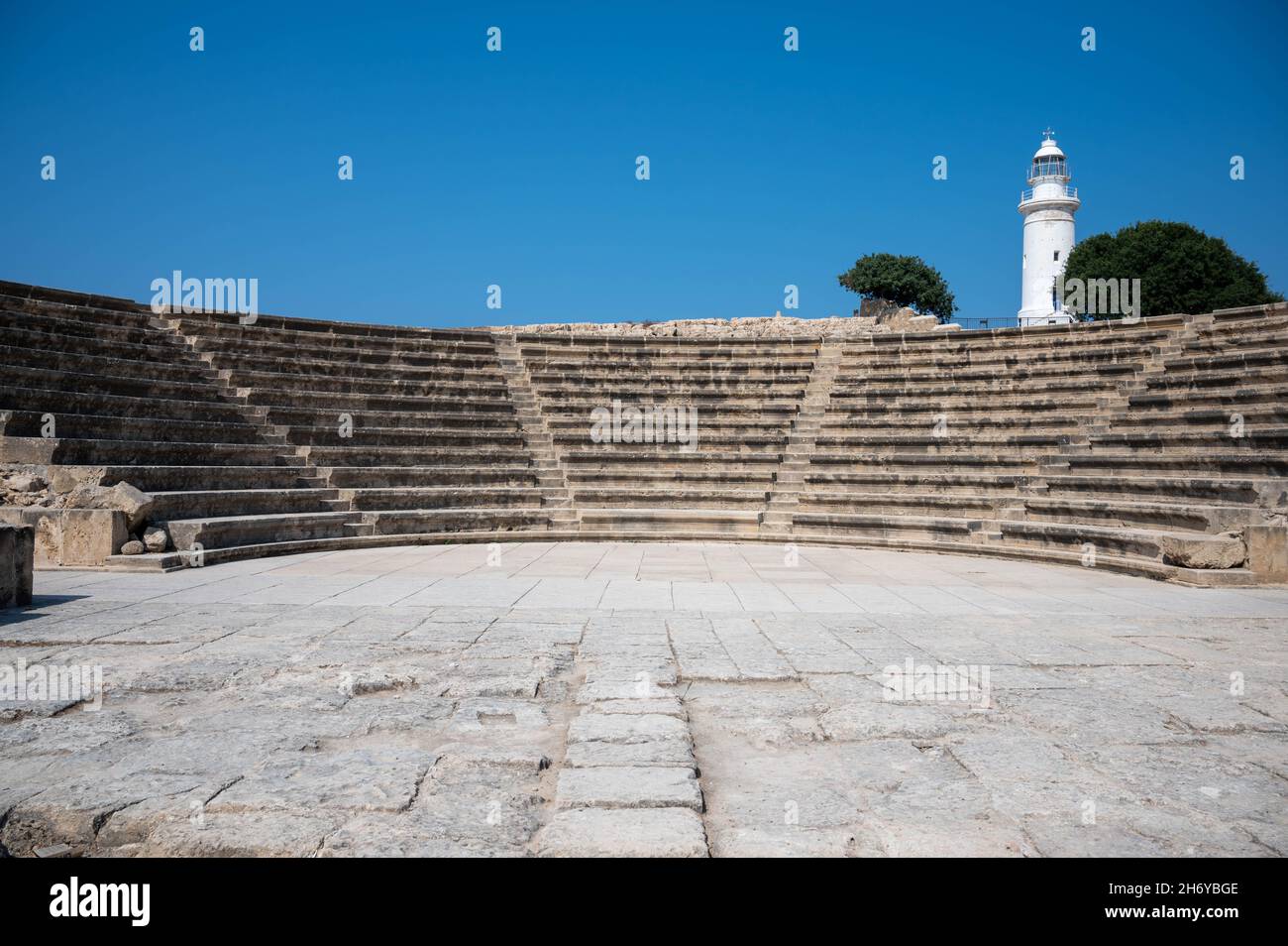Faro e Odeon nel Parco Archeologico di Nea Paphos, Cipro. Le rovine sono antiche romane. Foto Stock