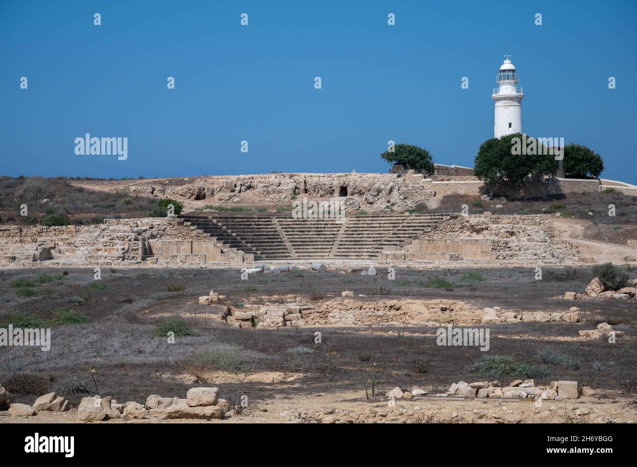 Faro e Odeon nel Parco Archeologico di Nea Paphos, Cipro. Le rovine sono antiche romane. Foto Stock