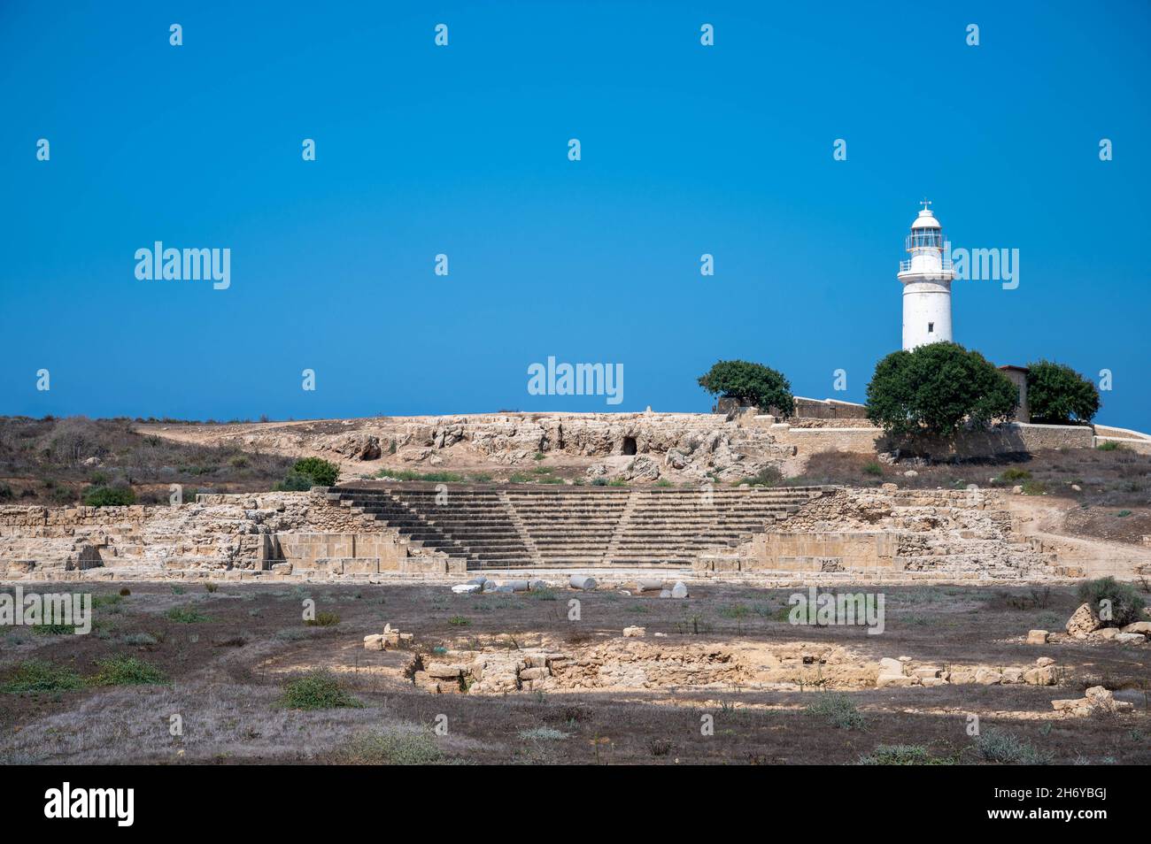 Faro e Odeon nel Parco Archeologico di Nea Paphos, Cipro. Le rovine sono antiche romane. Foto Stock