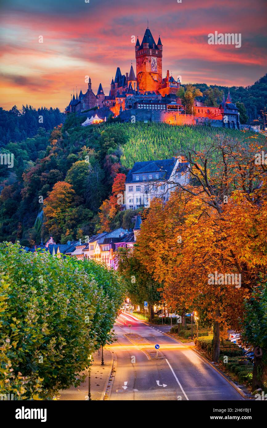 Cochem, Germania. Storica città romantica illuminata di notte sulla valle del fiume Mosella, Renania-Palatinato in rosso autunno colori, Foto Stock