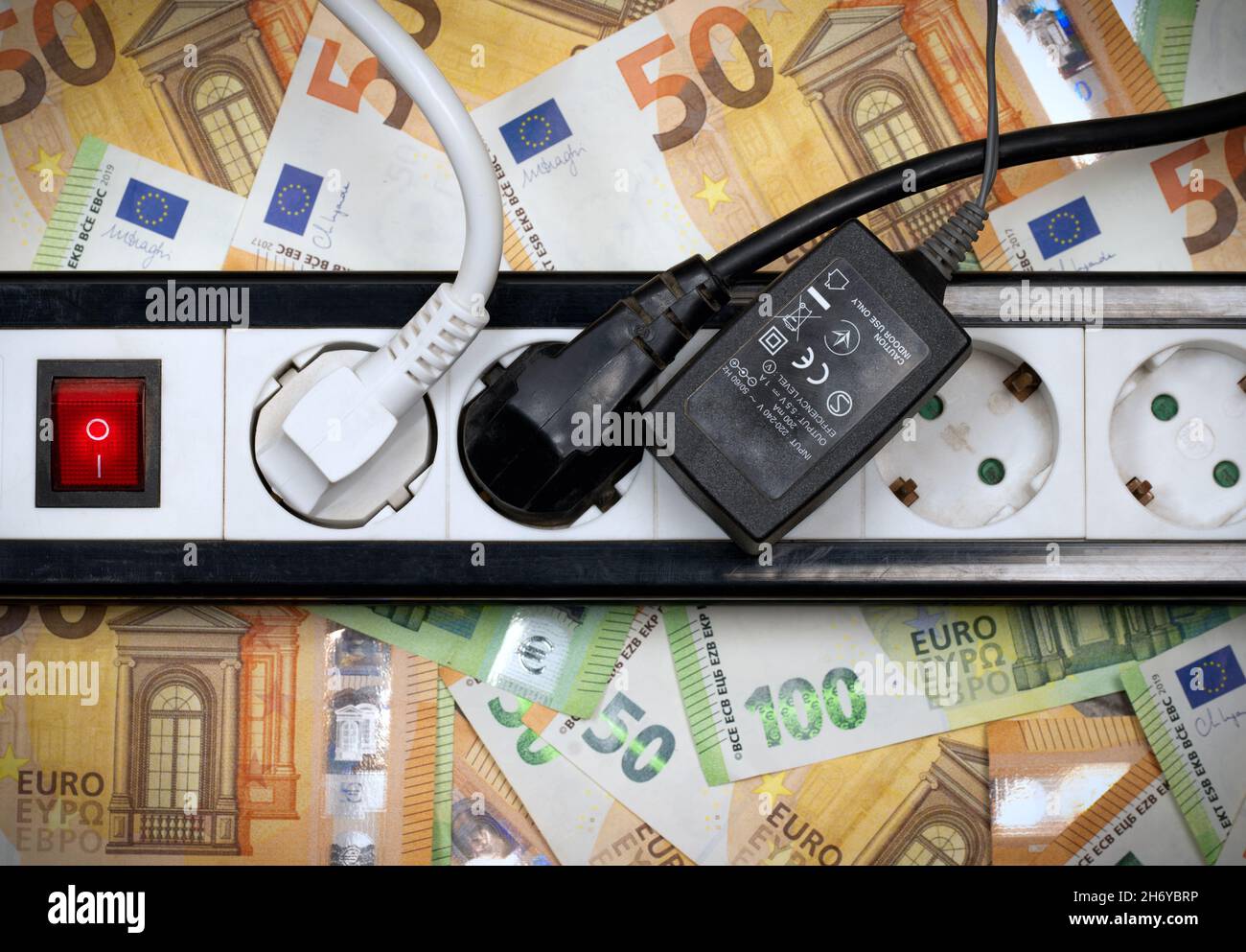 Presa multipla con tre apparecchi elettrici collegati. Trappola dei costi energetici. Foto Stock