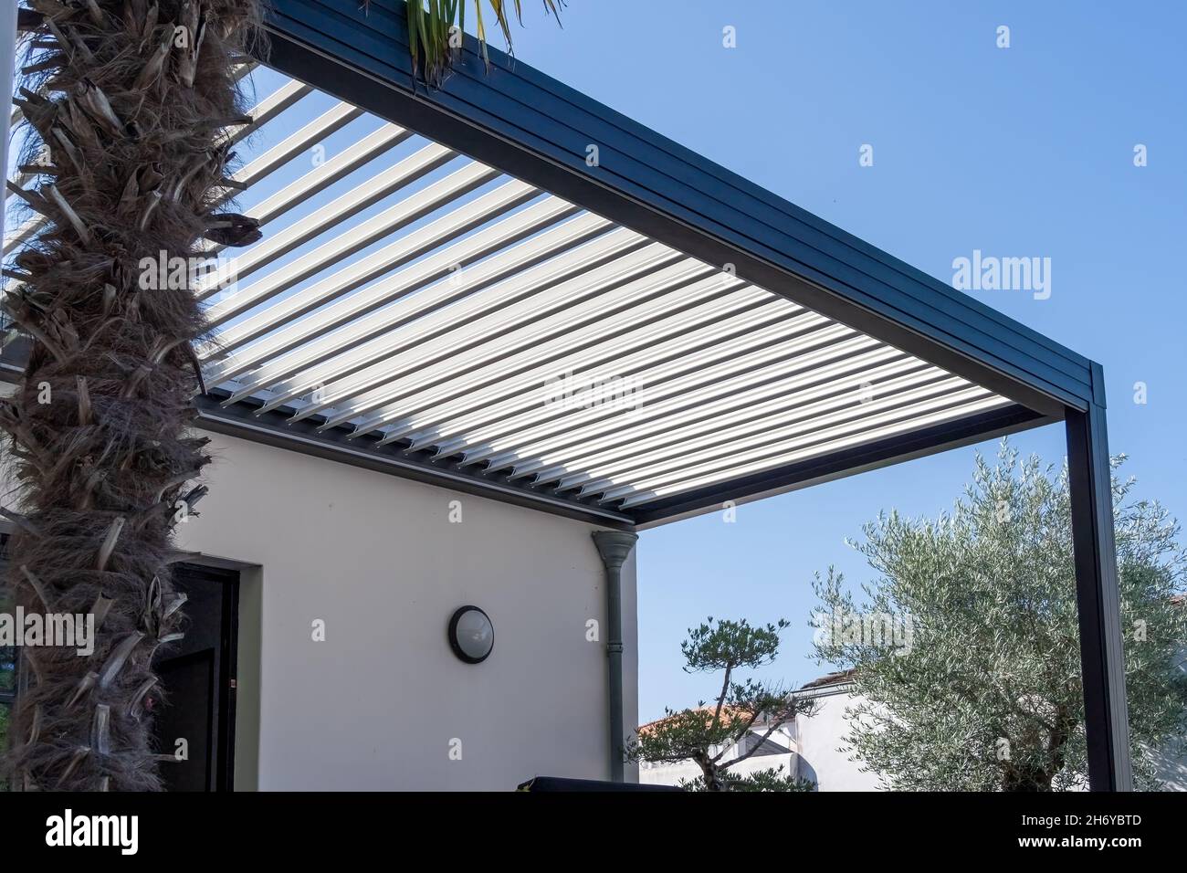 Elegante patio esterno pergola struttura ombra, tenda e patio tetto. Foto Stock