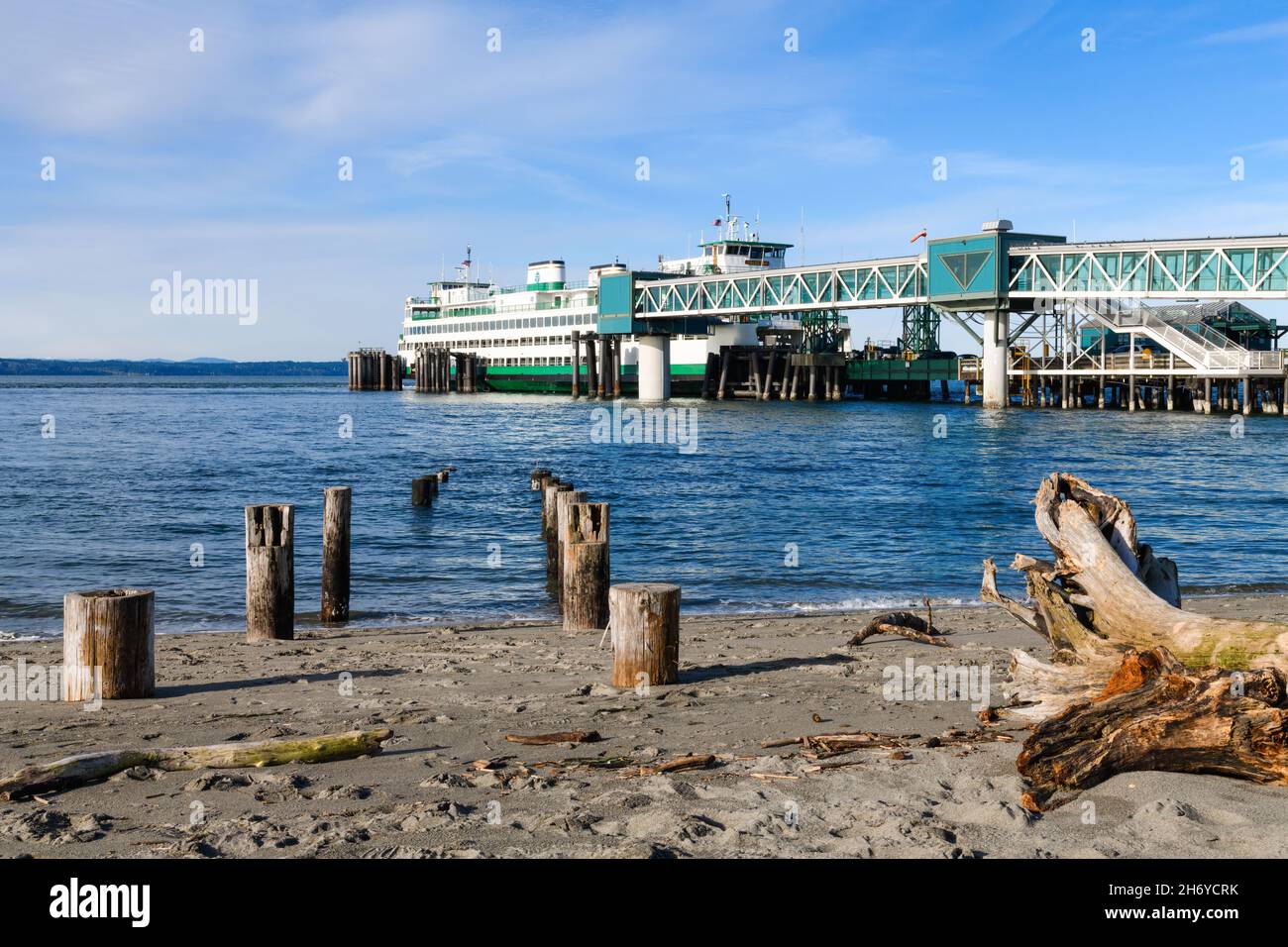 Edmonds, WA, USA - 17 novembre 2021; Washington state Car Ferry Kaleetan ormeggiato a Edmonds. Driftwood e vecchi moli di legno sono sulla spiaggia. Foto Stock