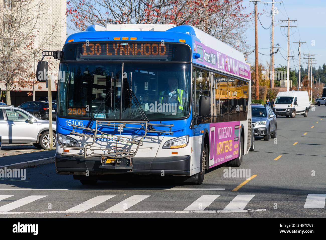 Edmonds, WA, USA - 17 novembre 2021; servizio di autobus di transito comunitario a Edmonds. Il veicolo di transito blu e bianco viene arrestato in corrispondenza di un gesso trasversale Foto Stock Edmonds, WA, USA - 17 novembre 2021; servizio di autobus di transito comunitario a Edmonds. Il veicolo di transito blu e bianco viene arrestato in corrispondenza di un gesso trasversale Foto Stock