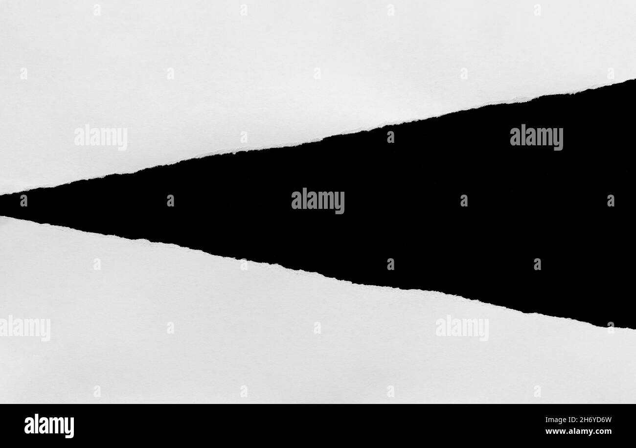Carta strappata con foro nero nel foglio Foto Stock