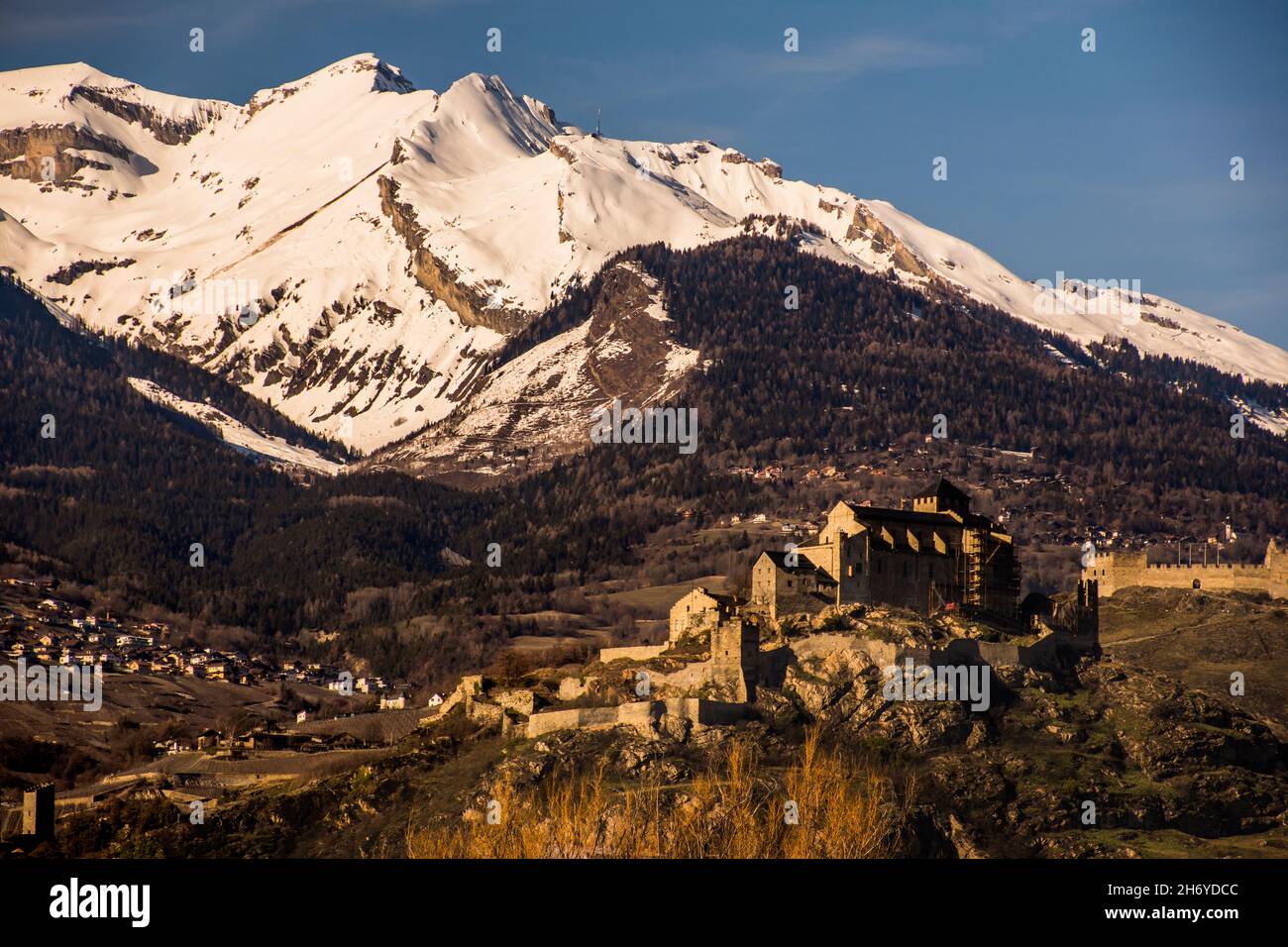 castello e montagne in Svizzera Foto Stock