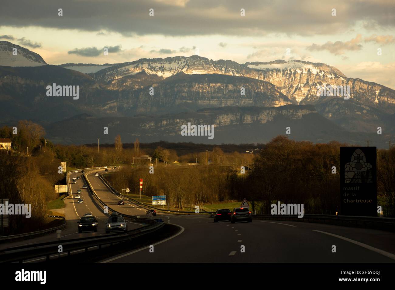 Strada principale in Francia con vista sulle montagne sullo sfondo, vicino a Grenoble. Foto Stock