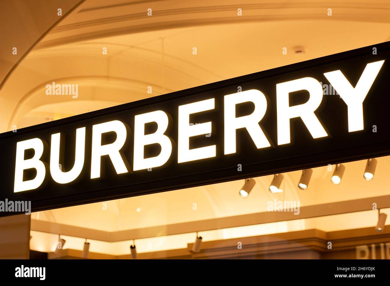 MOSCA, RUSSIA - 10 AGOSTO 2021: Logo del negozio al dettaglio di marca Burberry singboard sul negozio. Foto Stock