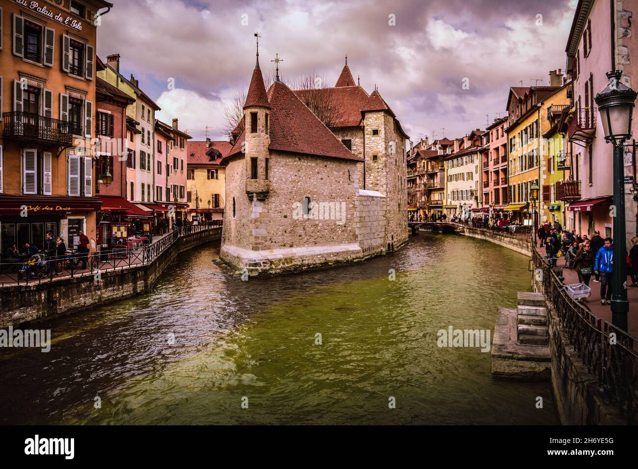 Piccolo castello chiamato le Palais de l'Île nel mezzo del fiume. Città storica di Annecy, Francia Foto Stock