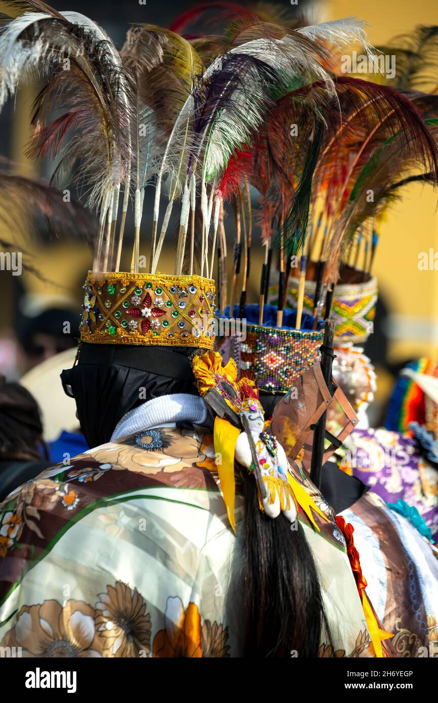 Gli uomini in costume celebrare la festa della Virgen del Carmen de Paucartambo (Cusco Provincia), vicino a Plaza de Armas, Lima, Peru Foto Stock