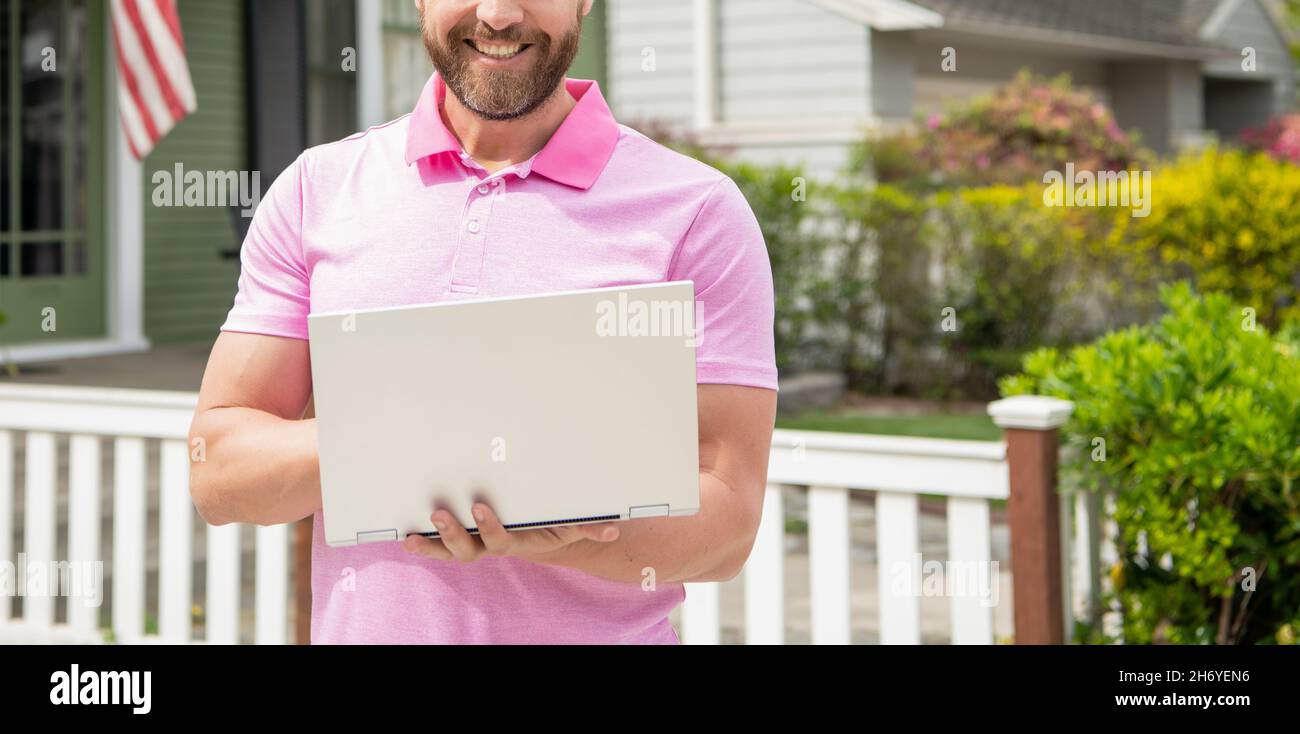 uomo corto broker vendere o affittare casa con bandiera americana su pc online, comunicazione Foto Stock