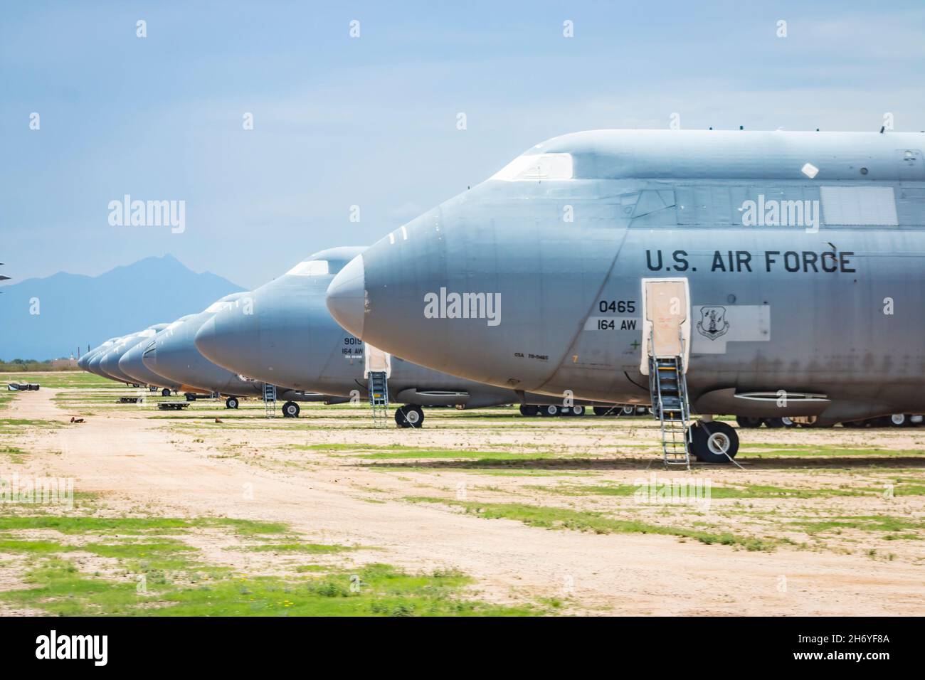 Fila di aerei militari pesanti dismessi a Davis-Monthan Air Force Boneyard a Tucson Foto Stock