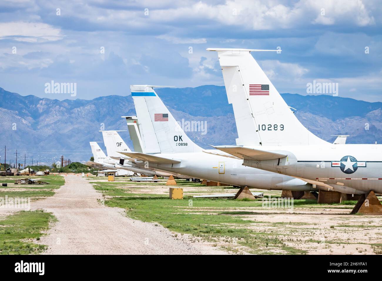 Fila di aerei militari pesanti dismessi a Davis-Monthan Air Force Boneyard a Tucson Foto Stock