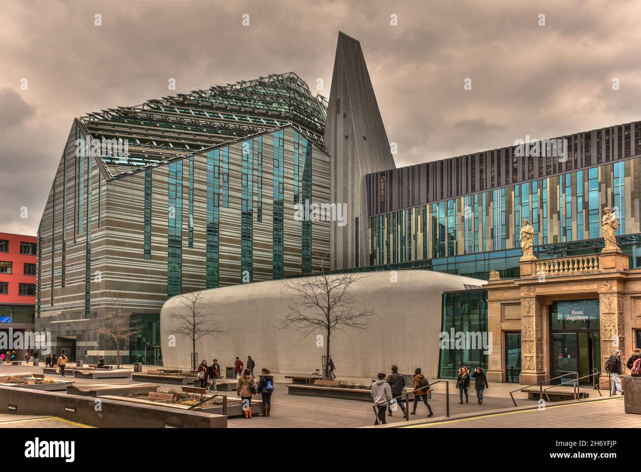 Edificio moderno dell'Università di Lipsia con colori blu e grigio in una giornata nuvolosa in Germania, Europa. Foto Stock