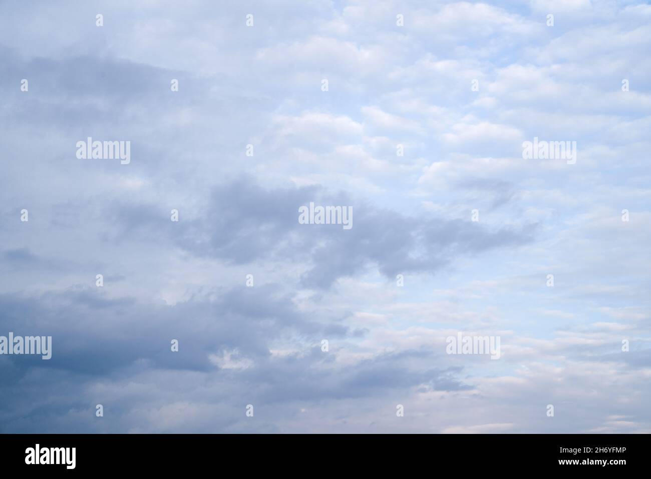 Sfondo di belle nuvole grigio-bianco soffice. Sfondo naturale. Foto Stock