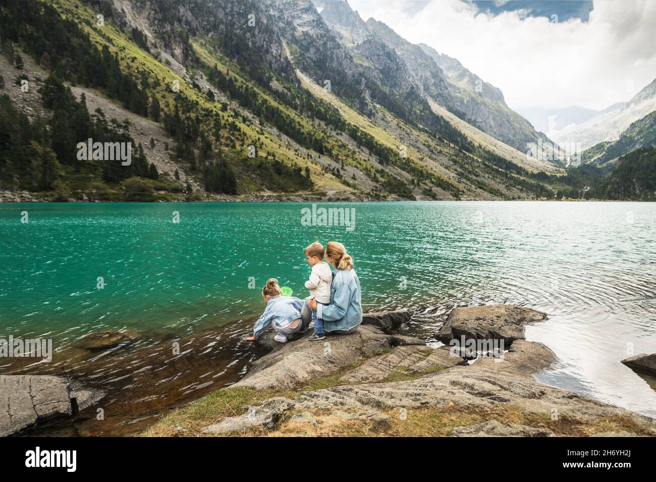 Famiglia vicino a un lago francese Gaube in alto pirenei Foto Stock