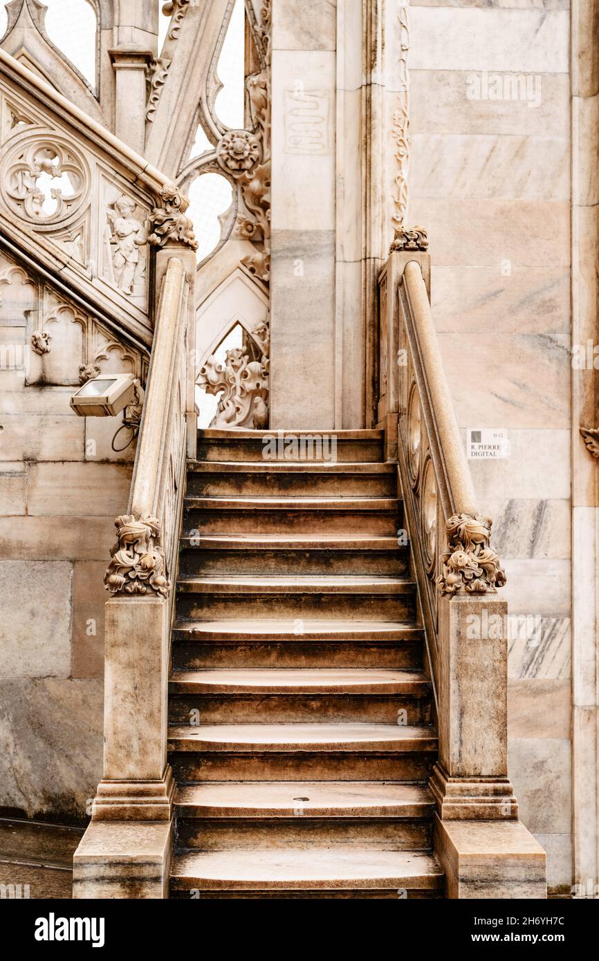 Scala in marmo scolpito con balaustra figurata sul tetto del Duomo. Italia, Milano Foto Stock