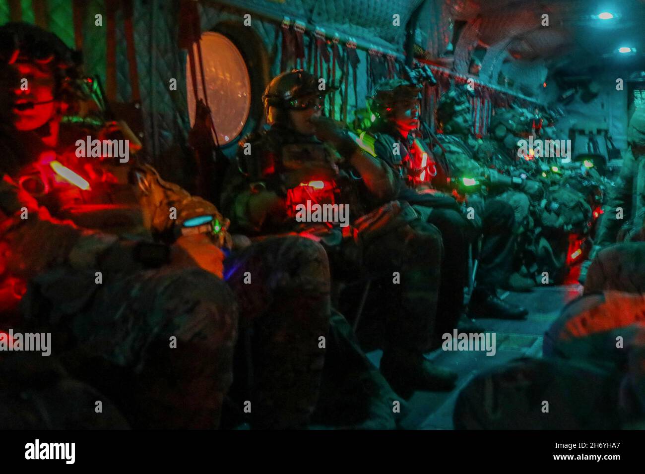 Fort Bragg, Carolina del Nord, Stati Uniti. 27 ottobre 2021. Green Berets del 3° Gruppo Special Forces eseguire un salto notte in caduta libera a 10,000 piedi, per aiutare il 3 ° Brigade Combat Team, 82a Divisione Airborne nel loro esercizio di formazione CTE. Ciò ha permesso ai Beretti Verdi di fornire informazioni preziose alla terza Brigata in modo che potessero impegnare con precisione gli obiettivi nell'esercizio di formazione. Credit: U.S. Army/ZUMA Press Wire Service/ZUMAPRESS.com/Alamy Live News Foto Stock