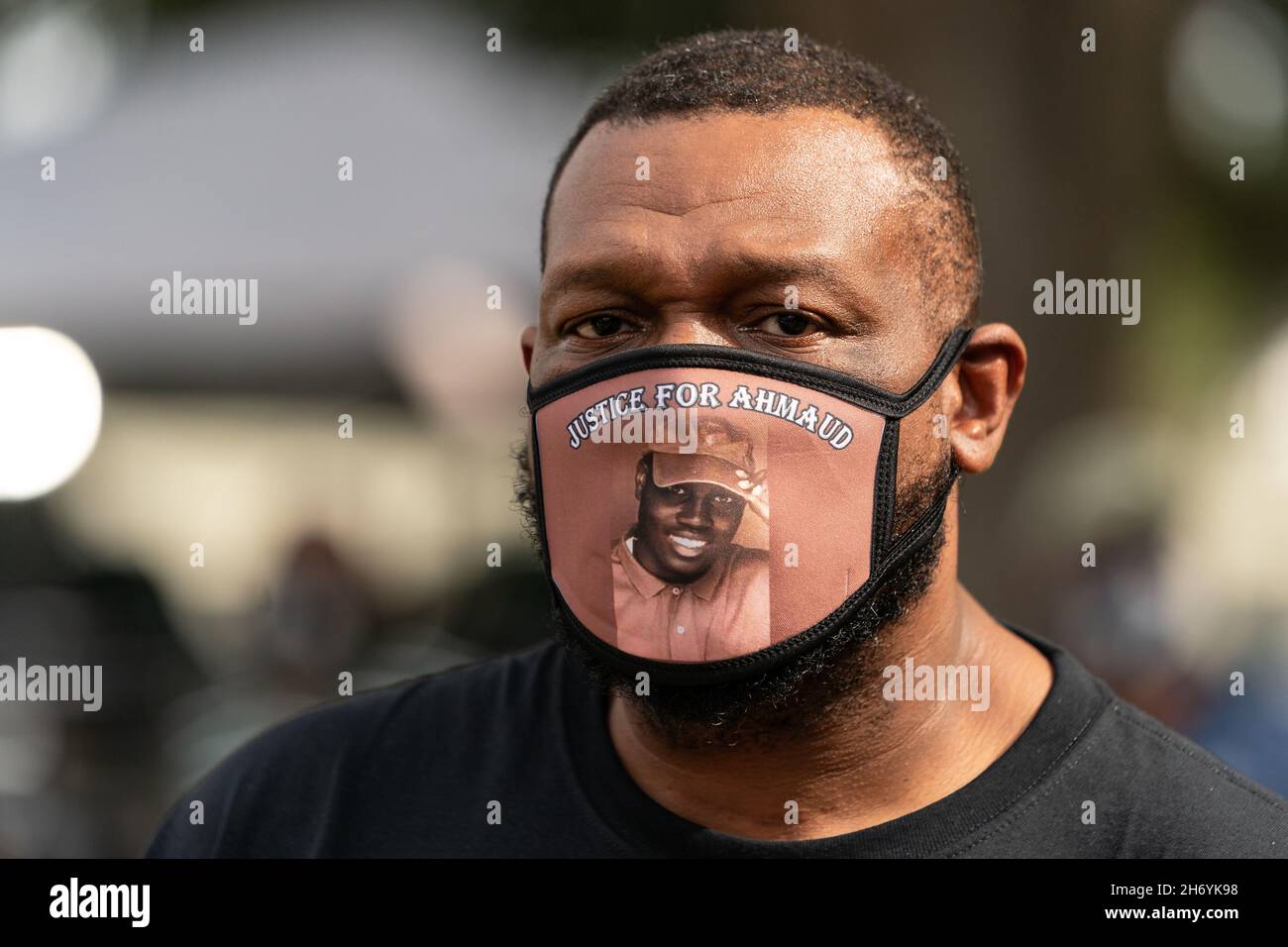 Brunswick, Stati Uniti. 18 Nov 2021. Un attivista indossa una maschera per il viso Justice for Ahmaud durante il Muro di preghiera che riunisce più di 500 pastori neri e sostenitori fuori dal tribunale della contea di Glynn 18 novembre 2021 a Brunswick, Georgia. Il processo degli imputati Greg McMichael, Travis McMichael, e un vicino, William 'Roddie' Bryan continuò all'interno del tribunale. Credit: Planetpix/Alamy Live News Foto Stock