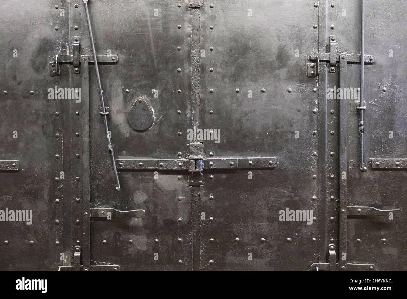 Forte porta in ferro d'epoca con rivite Foto Stock