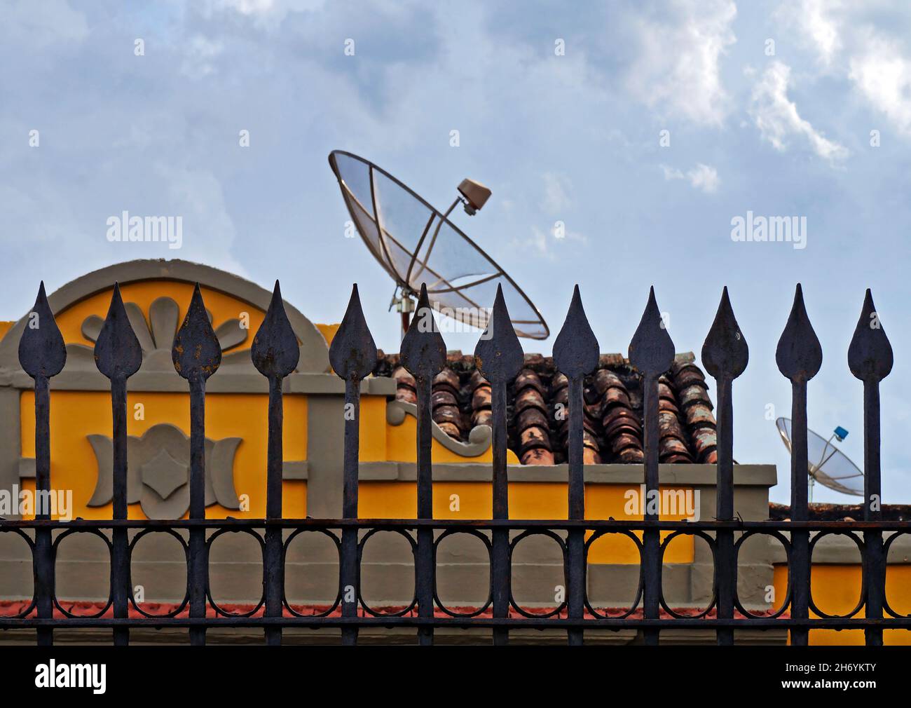 Griglia e piatti satellite a Sao Joao del Rei, Minas Gerais, Brasile Foto Stock