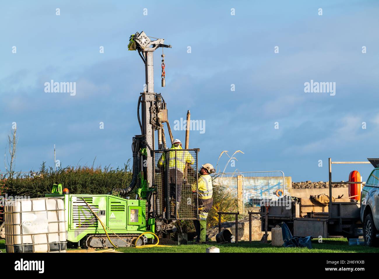 LOSSIEMOUTH, MORAY, SCOZIA - 17 NOVEMBRE 2021: Questa è una società di test di perforazione per un nuovo ponte pedonale a Lossiemouth, Moray, Scozia, il 17 novembre 2021 Foto Stock