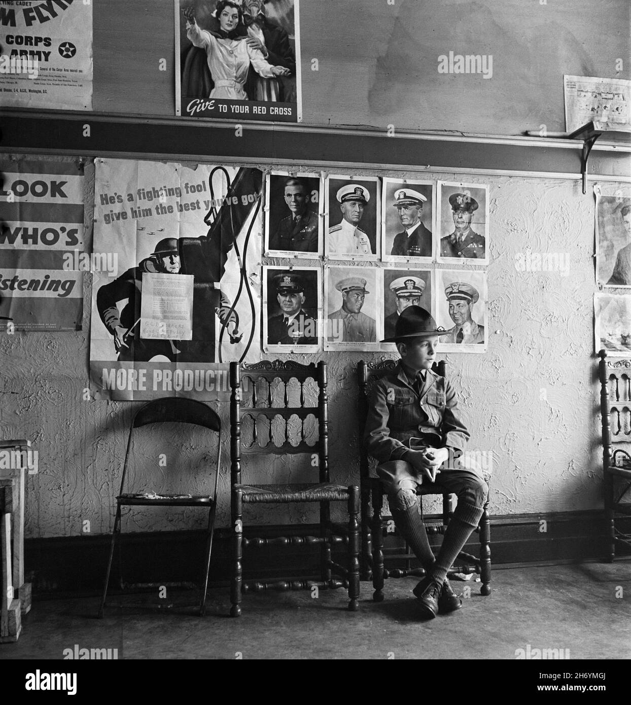 Boy Scout in attesa della cerimonia di dedica della bandiera, Chicago, Illinois, Stati Uniti, Jack Delano, U.S. Farm Security Administration, U.S. Office of War Information Photograph Collection, novembre 1942 Foto Stock