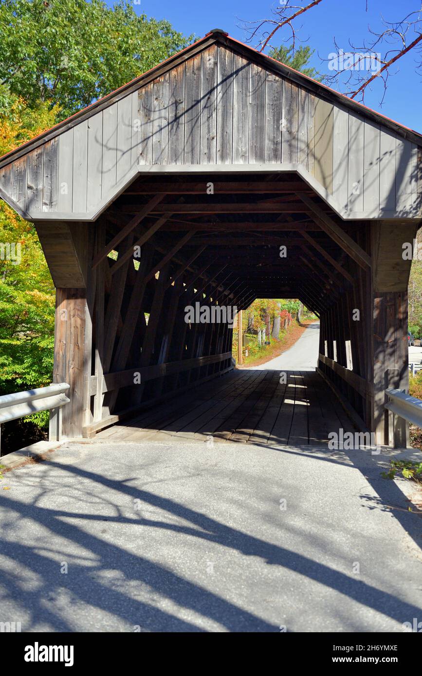 Warner, New Hampshire, Stati Uniti. Il ponte coperto Waterloo sul fiume Warner a Warner, New Hampshire. Foto Stock