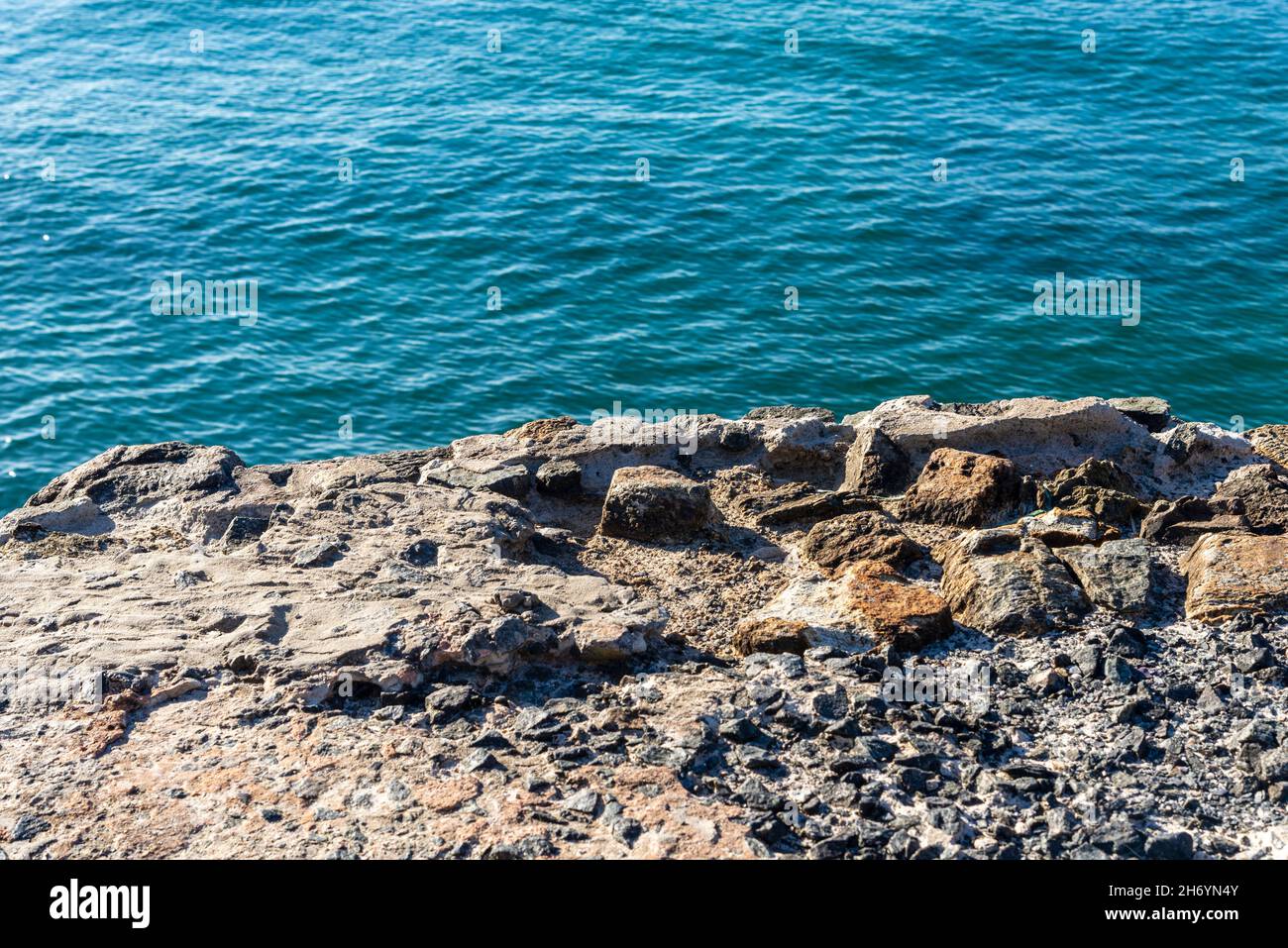 Vista sul mare da sopra il marciapiede in pietra. Salvador, Bahia, Brasile. Foto Stock