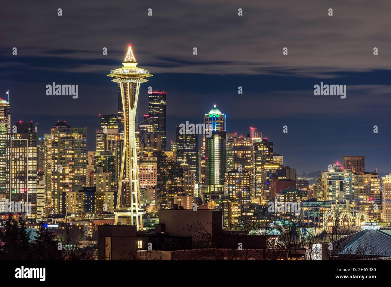 Skyline del centro di Seattle con lo Space Needle di notte da Kerry Park a Washington Foto Stock