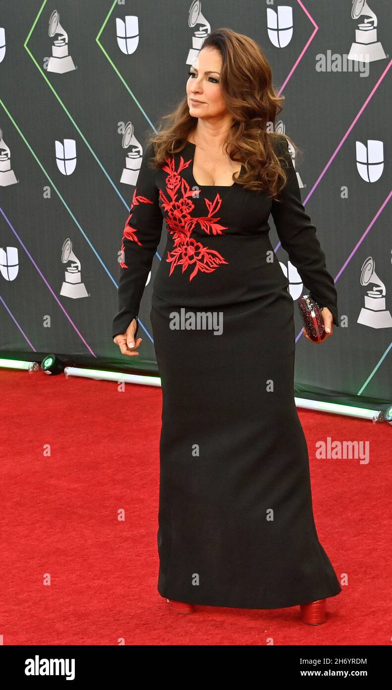 Nevada, Stati Uniti. 18 Nov 2021. Gloria Estefan arriva per il 22° Latin Grammy Awards alla MGM Garden Arena di Las Vegas, Nevada, giovedì 18 novembre 2021. Foto di Jim Ruymen/UPI Credit: UPI/Alamy Live News Foto Stock