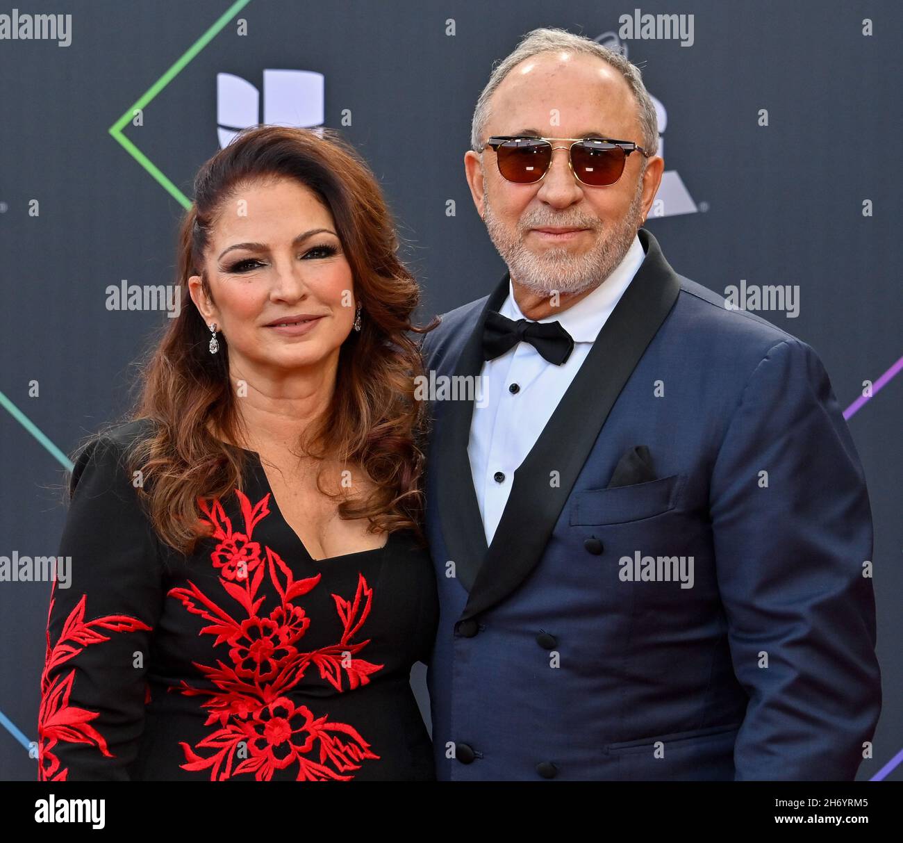Nevada, Stati Uniti. 18 Nov 2021. (L-R) Gloria Estefan e Emilio Estefan arrivano per il 22° Latin Grammy Awards alla MGM Garden Arena di Las Vegas, Nevada giovedì 18 novembre 2021. Foto di Jim Ruymen/UPI Credit: UPI/Alamy Live News Foto Stock