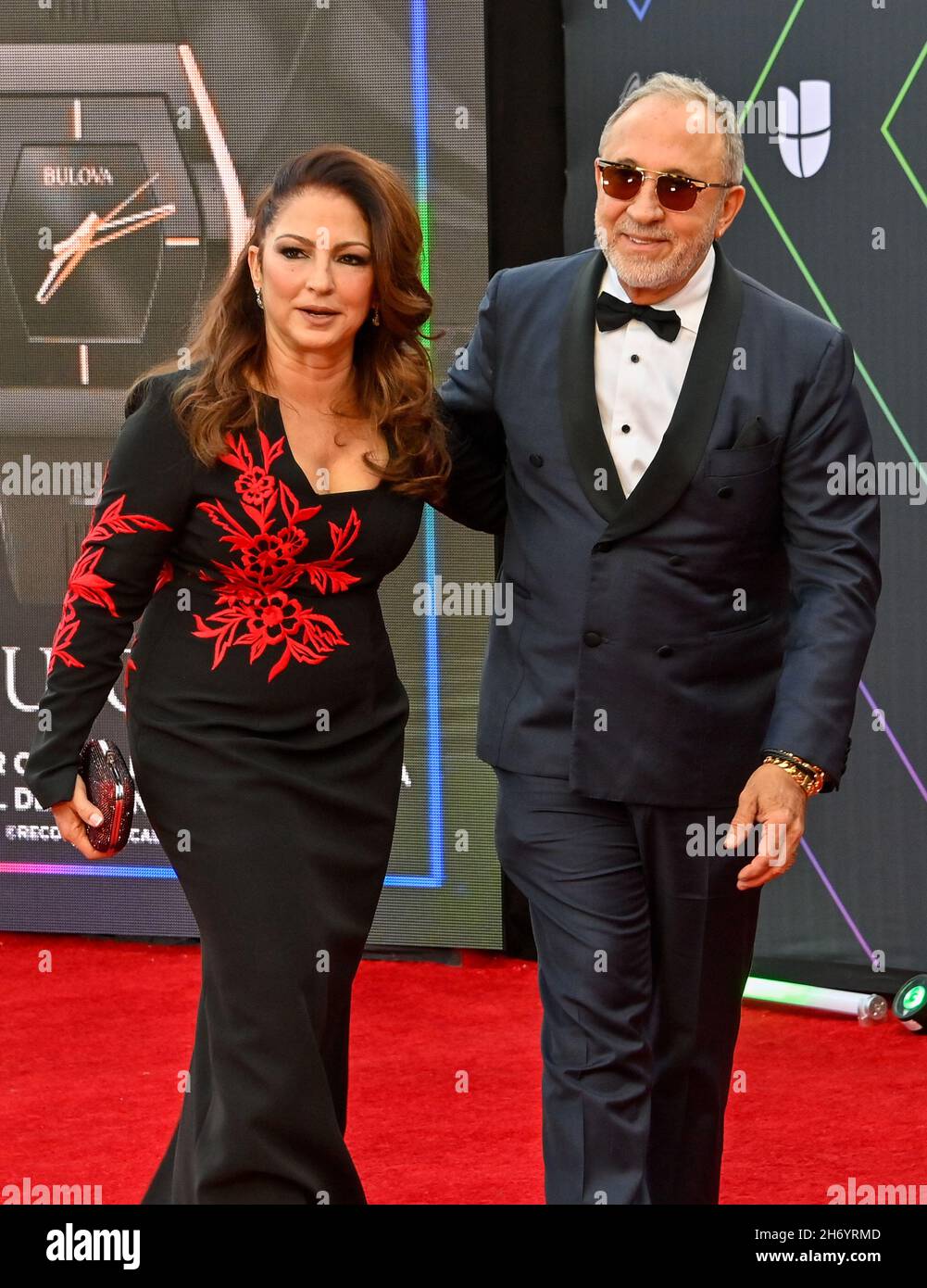 Nevada, Stati Uniti. 18 Nov 2021. (L-R) Gloria Estefan e Emilio Estefan arrivano per il 22° Latin Grammy Awards alla MGM Garden Arena di Las Vegas, Nevada giovedì 18 novembre 2021. Foto di Jim Ruymen/UPI Credit: UPI/Alamy Live News Foto Stock