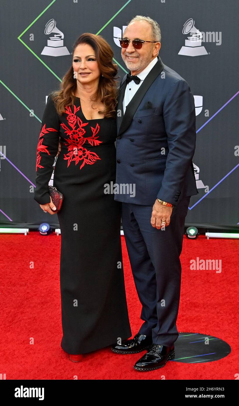 Nevada, Stati Uniti. 18 Nov 2021. (L-R) Gloria Estefan e Emilio Estefan arrivano per il 22° Latin Grammy Awards alla MGM Garden Arena di Las Vegas, Nevada giovedì 18 novembre 2021. Foto di Jim Ruymen/UPI Credit: UPI/Alamy Live News Foto Stock