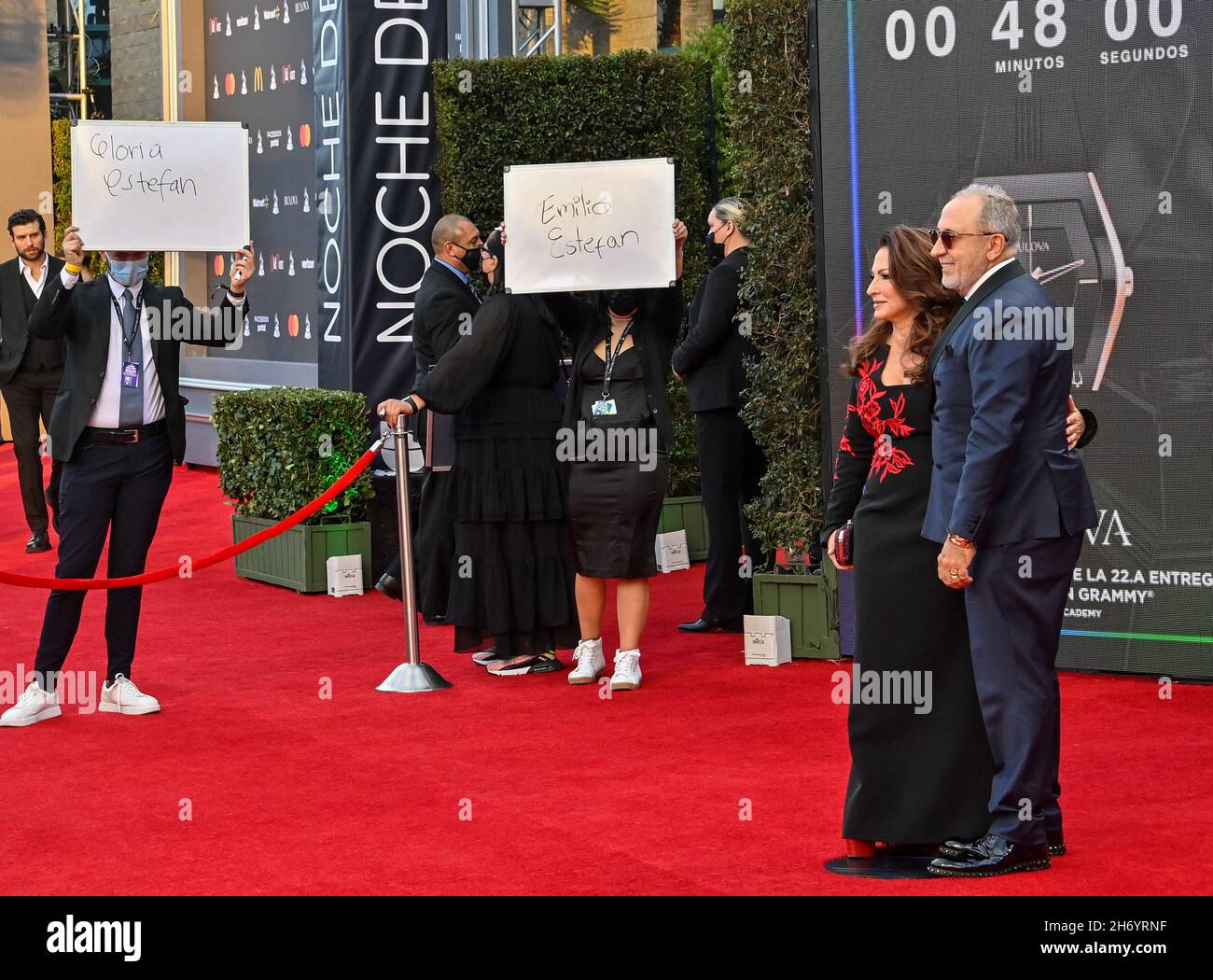 Nevada, Stati Uniti. 18 Nov 2021. (L-R) Gloria Estefan e Emilio Estefan arrivano per il 22° Latin Grammy Awards alla MGM Garden Arena di Las Vegas, Nevada giovedì 18 novembre 2021. Foto di Jim Ruymen/UPI Credit: UPI/Alamy Live News Foto Stock
