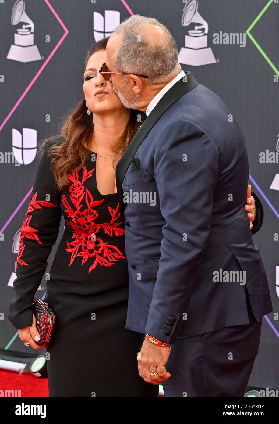 Nevada, Stati Uniti. 18 Nov 2021. (L-R) Gloria Estefan e Emilio Estefan arrivano per il 22° Latin Grammy Awards alla MGM Garden Arena di Las Vegas, Nevada giovedì 18 novembre 2021. Foto di Jim Ruymen/UPI Credit: UPI/Alamy Live News Foto Stock