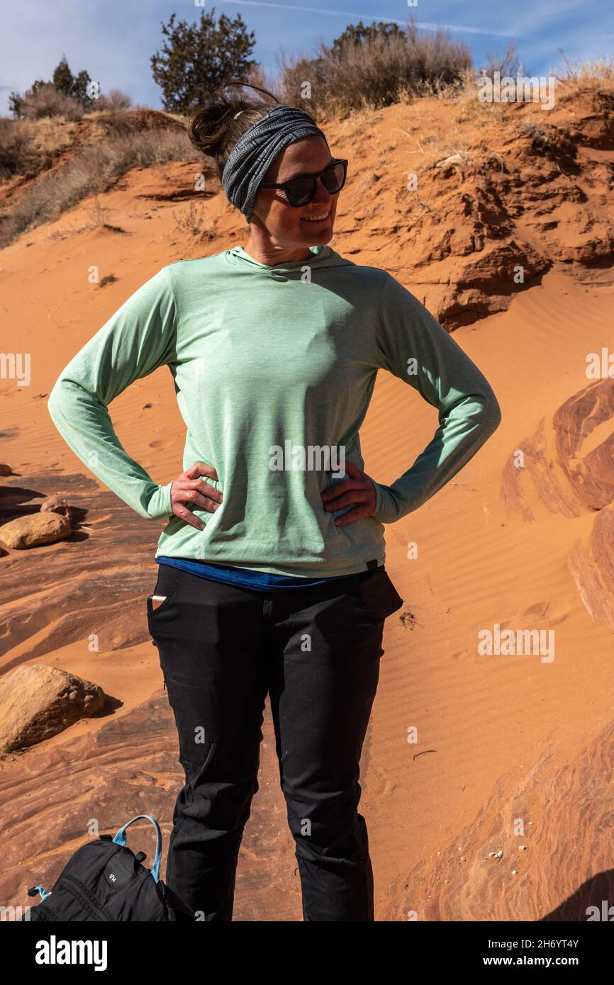 La donna porta i telefoni in entrambe le tasche sul sentiero escursionistico dello Utah Foto Stock