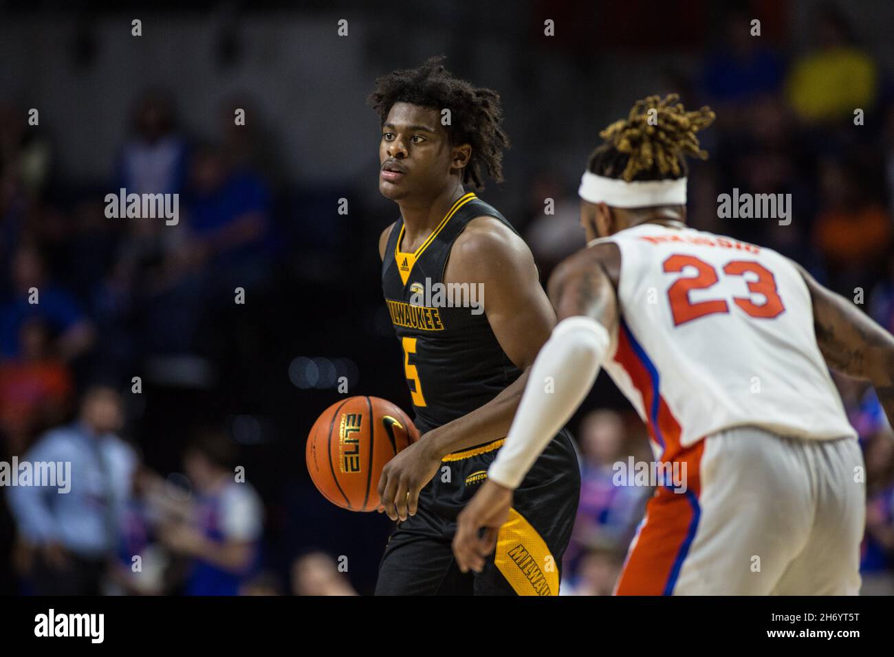 18 novembre 2021: Milwaukee Panthers guardia Markeith Browning II (5) gestisce l'offesa Panthers durante la partita di pallacanestro NCAA tra le Milwaukee Panthers e i Florida Gators a Stephen C. o'Connell Center Gainesville, FL. Jonathan Huff/CSM Foto Stock
