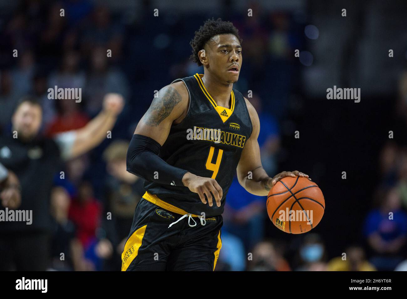 18 novembre 2021: Milwaukee Panthers guardia DeAndre Gholston (4) dribbles la palla durante la partita di pallacanestro NCAA tra i Milwaukee Panthers e i Florida Gators a Stephen C. o'Connell Center Gainesville, FL. Jonathan Huff/CSM Foto Stock