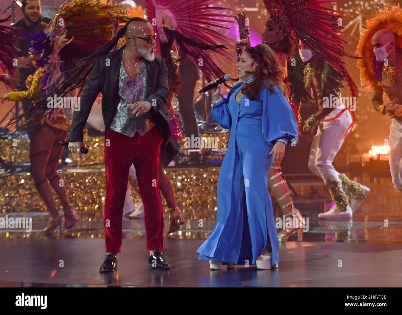 Nevada, Stati Uniti. 18 Nov 2021. Carlinhos Brown e Gloria Estefan suonano sul palco durante il 22° Latin Grammy Awards alla MGM Garden Arena di Las Vegas, Nevada, il 18 novembre 2021. Foto di Jim Ruymen/UPI Credit: UPI/Alamy Live News Foto Stock