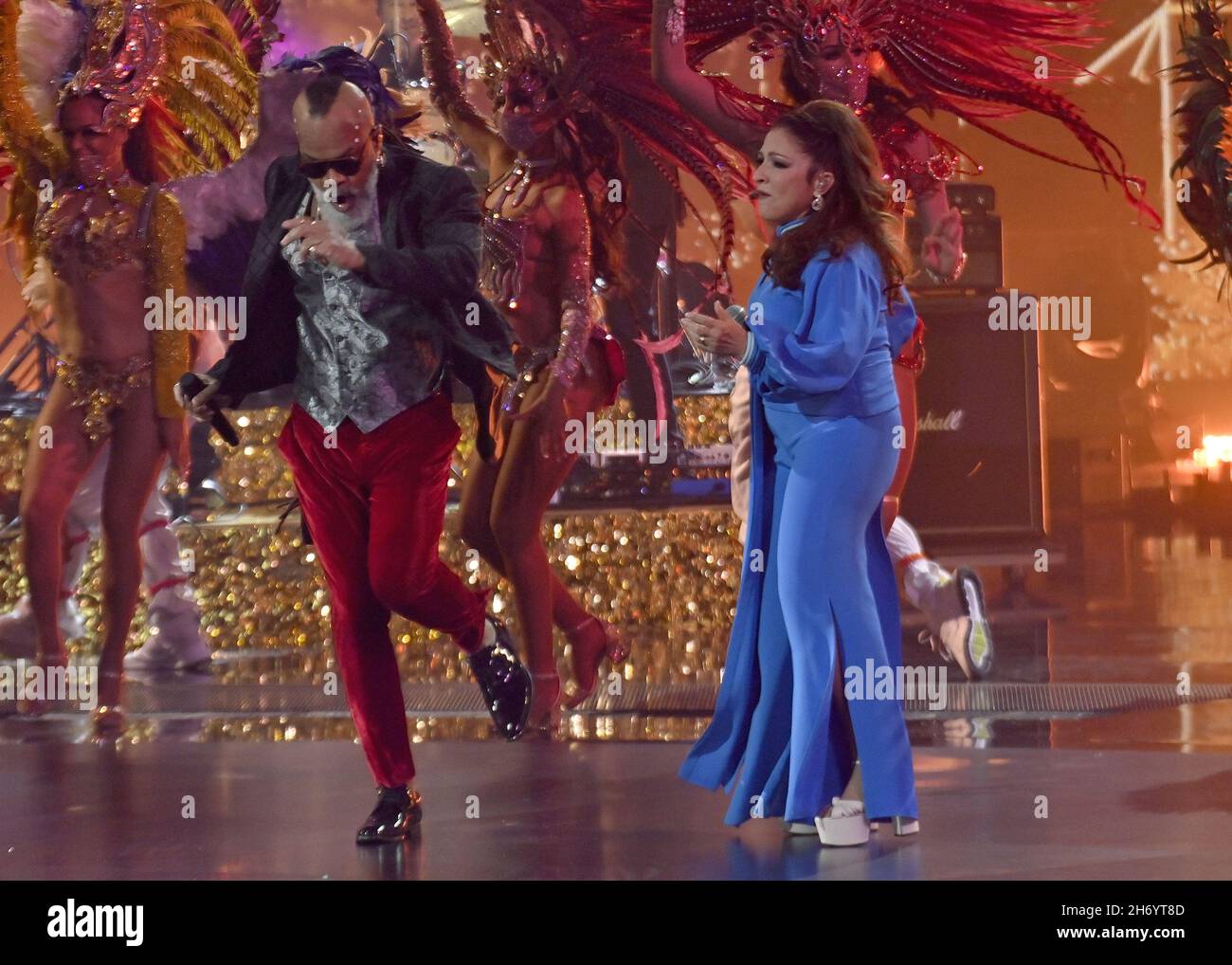 Nevada, Stati Uniti. 18 Nov 2021. Carlinhos Brown e Gloria Estefan suonano sul palco durante il 22° Latin Grammy Awards alla MGM Garden Arena di Las Vegas, Nevada, il 18 novembre 2021. Foto di Jim Ruymen/UPI Credit: UPI/Alamy Live News Foto Stock