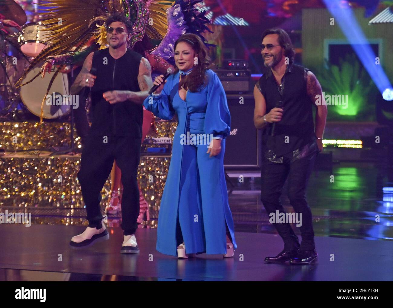 Nevada, Stati Uniti. 18 Nov 2021. Gloria Estefan suona sul palco durante il 22° Latin Grammy Awards alla MGM Garden Arena di Las Vegas, Nevada, il 18 novembre 2021. Foto di Jim Ruymen/UPI Credit: UPI/Alamy Live News Foto Stock
